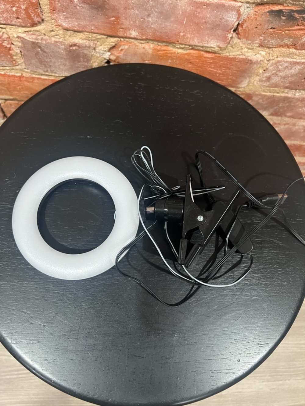 Small White LED Ring Light with‎ Clip - Picture 2 of 6